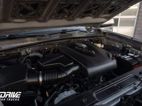 Used 2016 Toyota Tacoma SR5 w/ Towing Package image 27