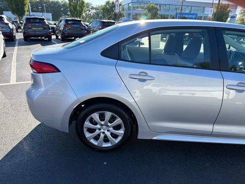 Used 2025 Toyota Corolla LE FWD image 4