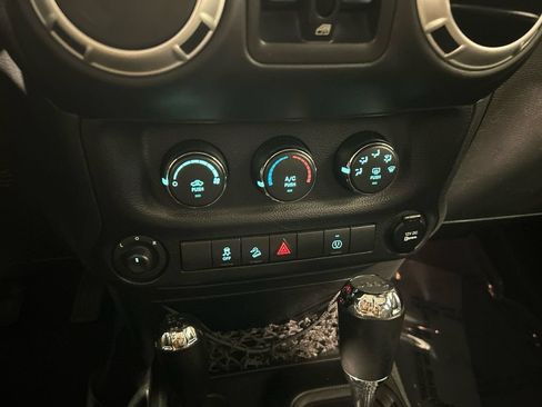 Used 2015 Jeep Wrangler Unlimited Sahara w/ Connectivity Group AWD/4WD image 23