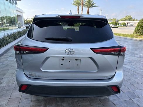 Used 2021 Toyota Highlander XLE FWD image 3