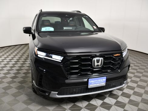 Certified 2025 Honda Pilot TrailSport image 3