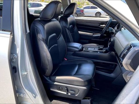 Used 2025 Nissan Pathfinder SL w/ Lighting Package (N92) AWD/4WD image 6