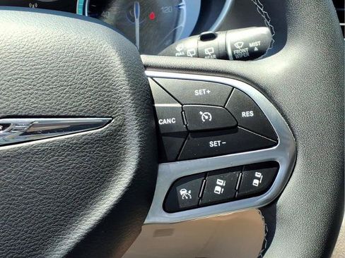 Used 2023 Chrysler Pacifica Touring-L FWD image 16