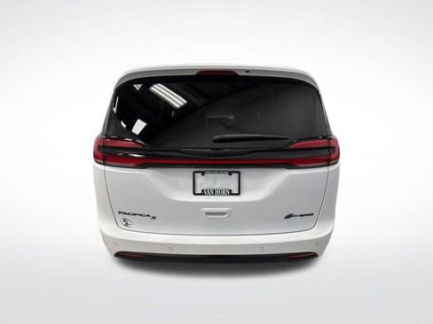 Used 2024 Chrysler Pacifica Select image 13