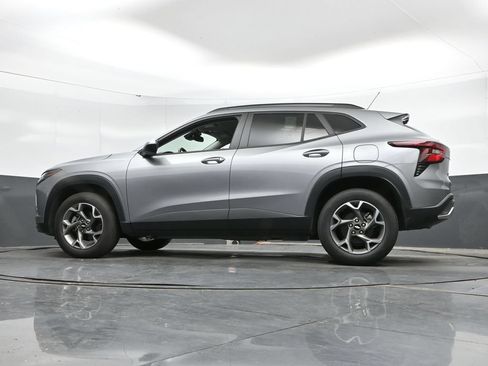 Used 2025 Chevrolet Trax LT w/ LT Convenience Package FWD image 44