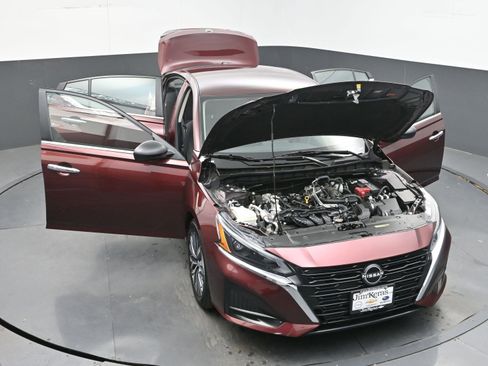 Used 2025 Nissan Altima 2.5 SV FWD image 37