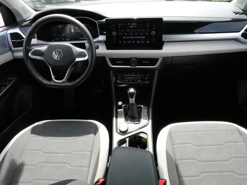 Certified 2025 Volkswagen Taos SE w/ Panoramic Sunroof Package AWD/4WD image 10