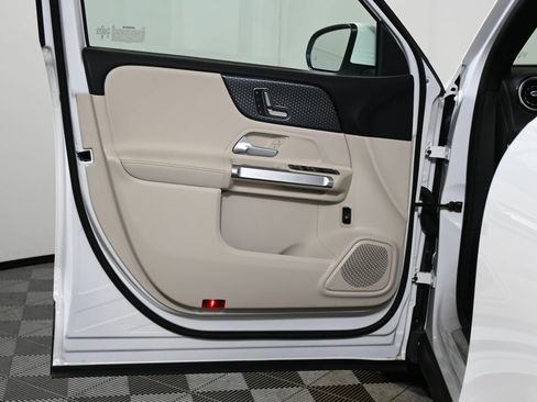 Used 2025 Mercedes-Benz GLB 250 4MATIC image 28