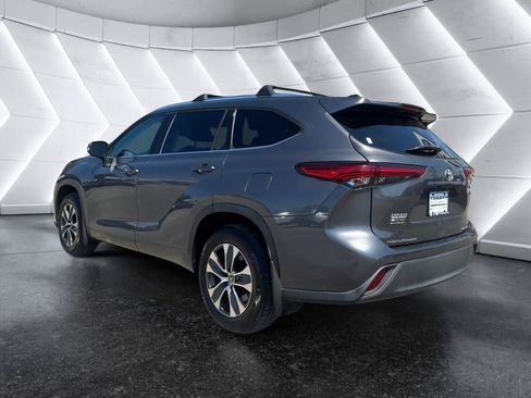 Used 2020 Toyota Highlander XLE AWD/4WD image 5