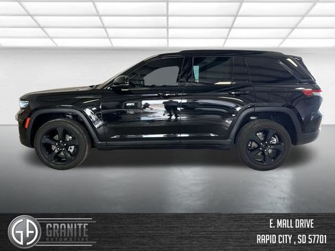 Used 2024 Jeep Grand Cherokee Altitude AWD/4WD image 3