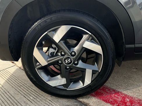 Used 2025 Hyundai Venue SEL image 9