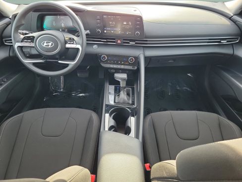 Used 2025 Hyundai Elantra Blue image 8