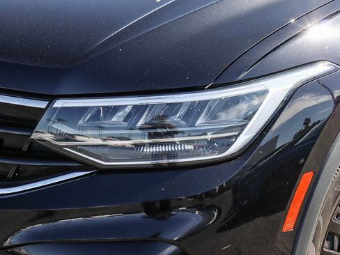 Used 2022 Volkswagen Tiguan SE R-Line image 2