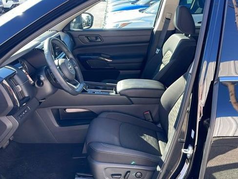 Used 2025 Nissan Pathfinder SV image 24