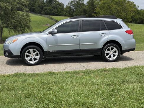 Used 2013 Subaru Outback 2.5i Premium w/ All-Weather Pkg AWD/4WD image 3