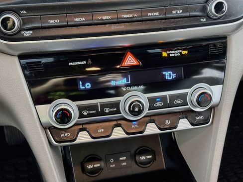 Used 2020 Hyundai Elantra SE FWD image 14