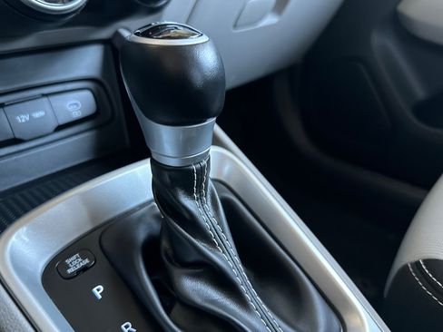 Certified 2025 Hyundai Venue SEL FWD image 21