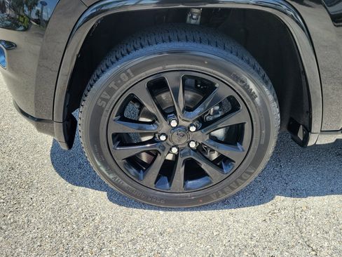 Used 2020 Jeep Grand Cherokee Altitude AWD/4WD image 5