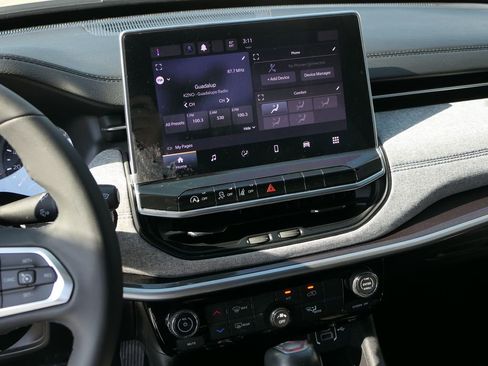 Used 2023 Jeep Compass Latitude image 18