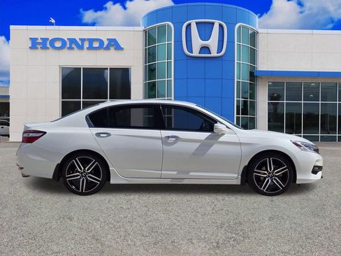 Used 2017 Honda Accord Touring image 2
