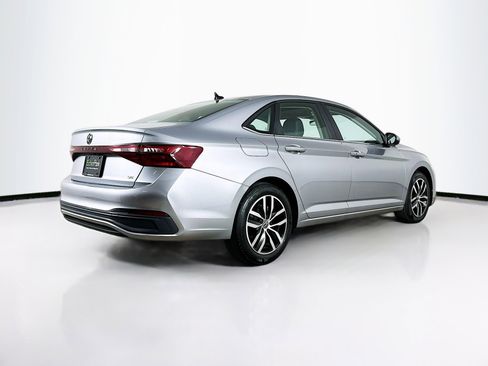 Used 2025 Volkswagen Jetta SE image 9