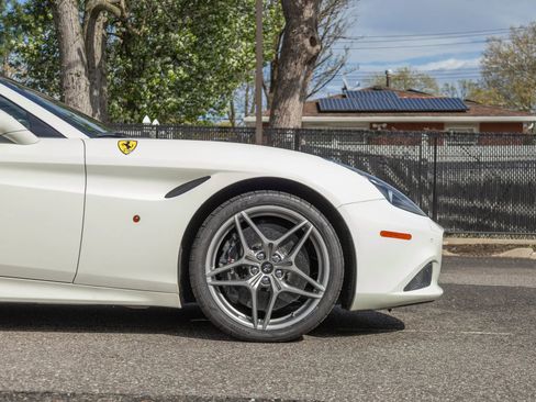 Used 2016 Ferrari California T RWD image 32