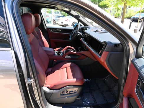 Used 2025 Porsche Cayenne Turbo AWD/4WD image 56
