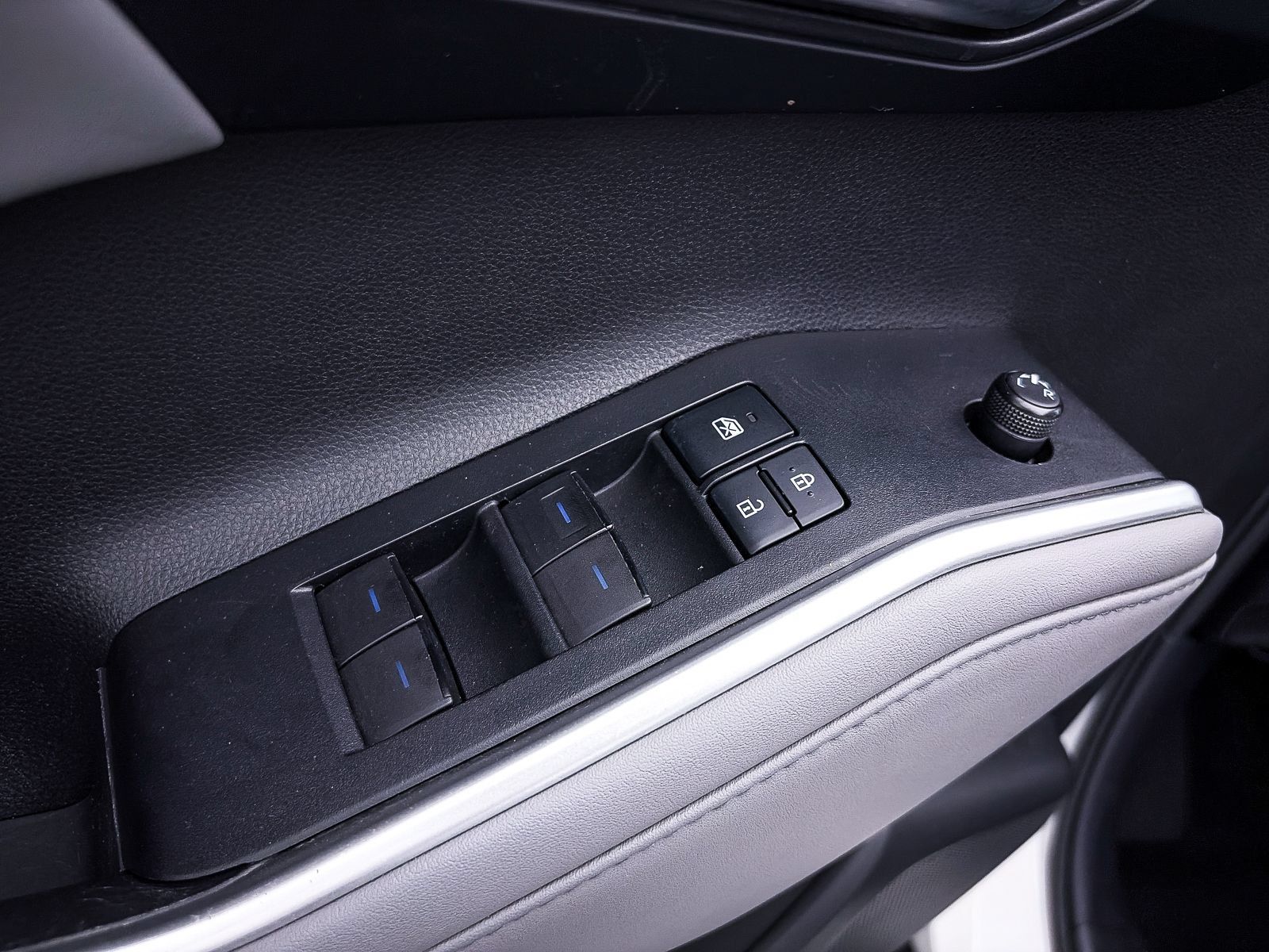 Used 2020 Toyota Highlander XLE AWD/4WD image 14