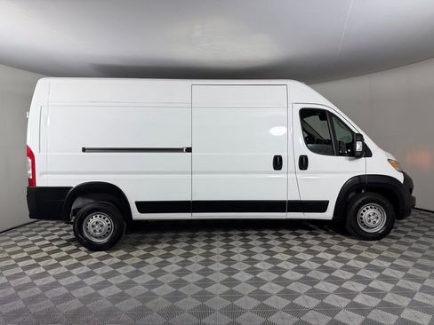 Used 2025 RAM ProMaster 2500 w/ Convenience Group FWD image 3