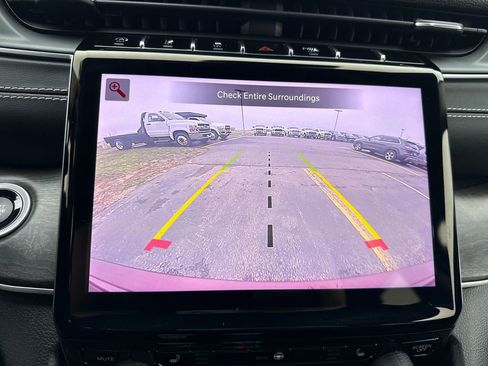 Used 2023 Jeep Grand Cherokee Limited image 8