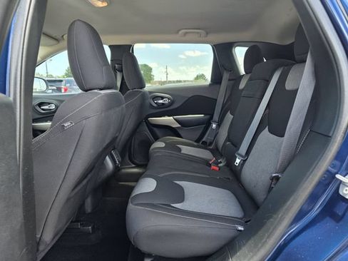 Used 2018 Jeep Cherokee Latitude FWD image 16