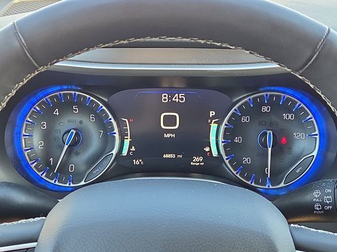 Used 2023 Chrysler Pacifica Touring-L image 23