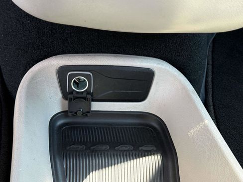 Used 2023 Chrysler Pacifica Touring-L FWD image 21