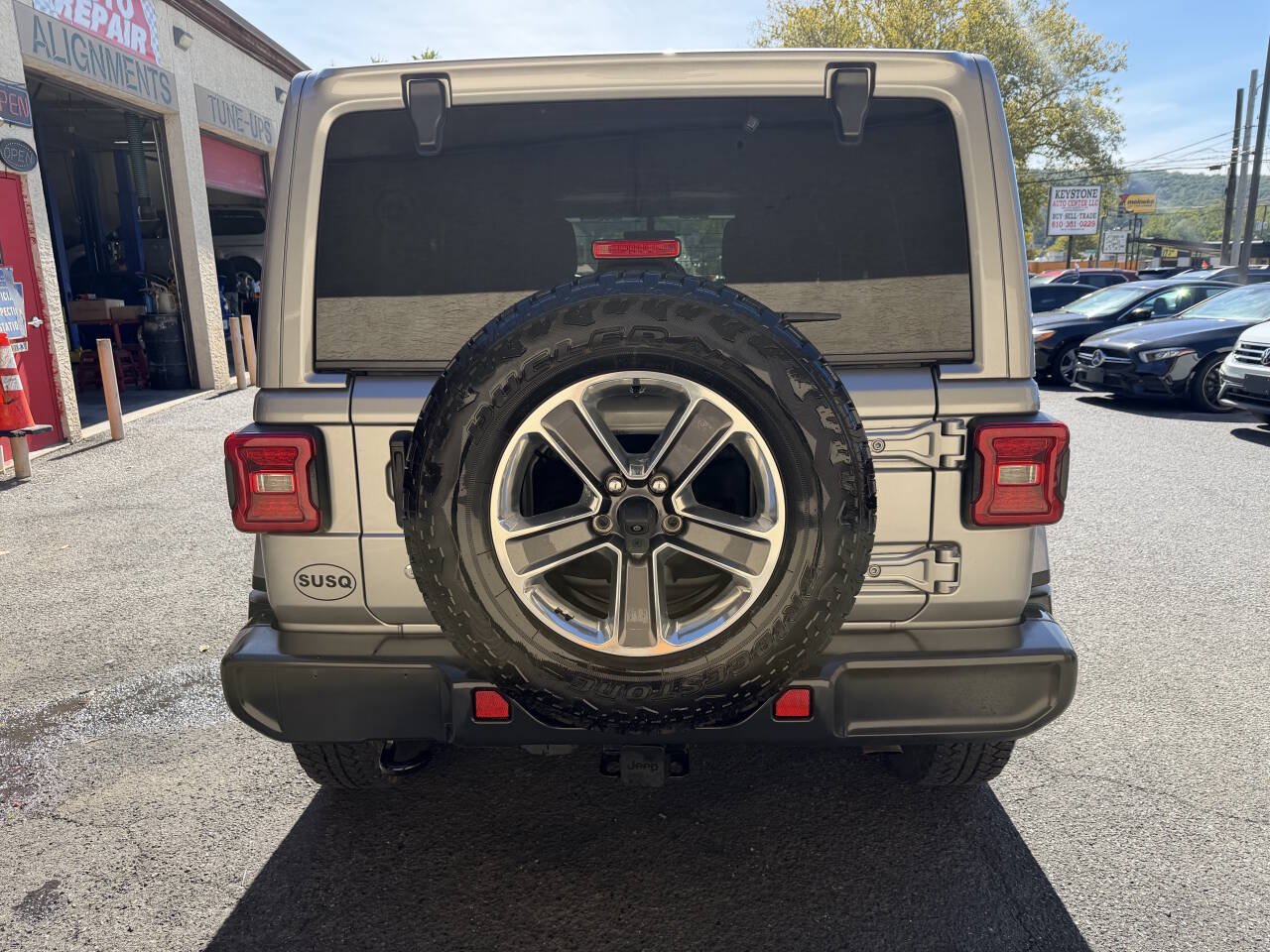 Used 2018 Jeep Wrangler Unlimited Sahara AWD/4WD image 5