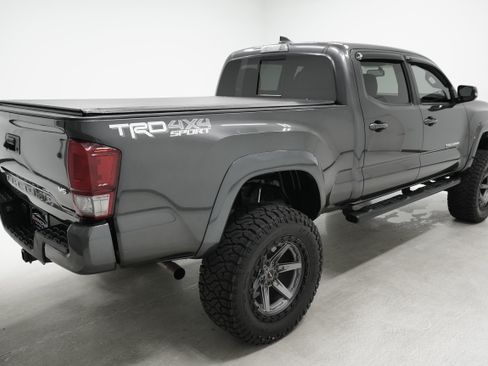 Used 2017 Toyota Tacoma TRD Sport w/ Tow Package AWD/4WD image 4
