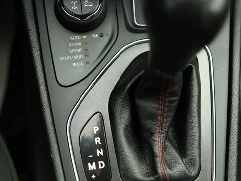 Used 2019 Jeep Cherokee Trailhawk AWD/4WD image 29