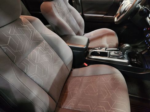 Used 2018 Toyota Tacoma TRD Sport w/ Technology Package image 32