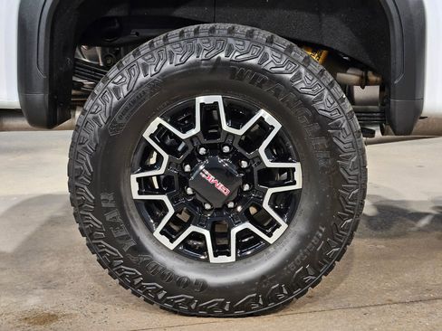 Used 2025 GMC Sierra 2500 AT4X image 17