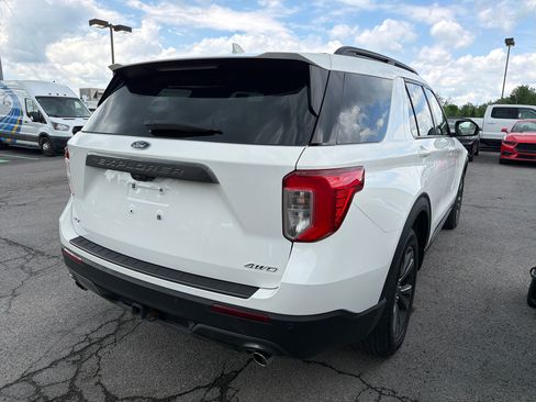 Used 2023 Ford Explorer XLT w/ Equipment Group 202A AWD/4WD image 7