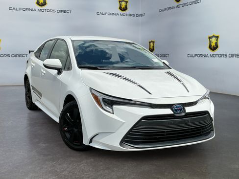 Used 2025 Toyota Corolla LE FWD image 3