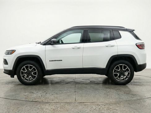 Used 2025 Jeep Compass Trailhawk image 5