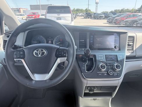 Used 2017 Toyota Sienna XLE w/ XLE Navigation Package FWD image 10