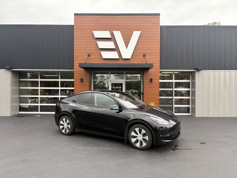 Used 2023 Tesla Model Y Long Range AWD/4WD image 1