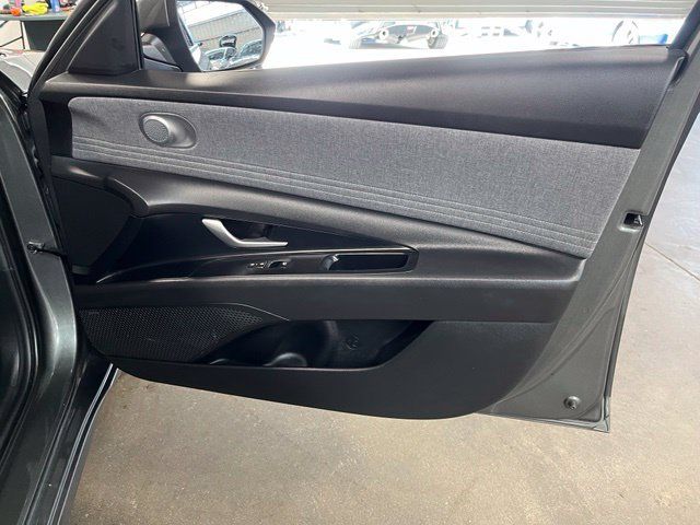 Used 2025 Hyundai Elantra Limited FWD image 13