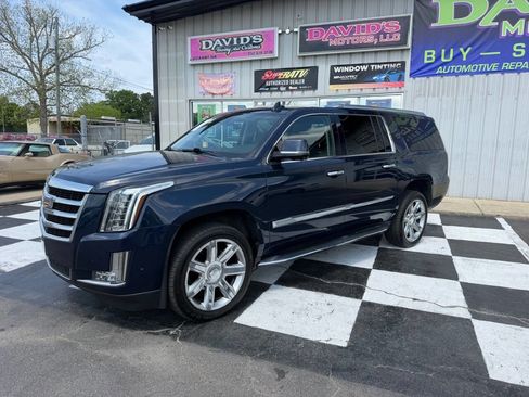 Used 2020 Cadillac Escalade ESV Luxury RWD image 2