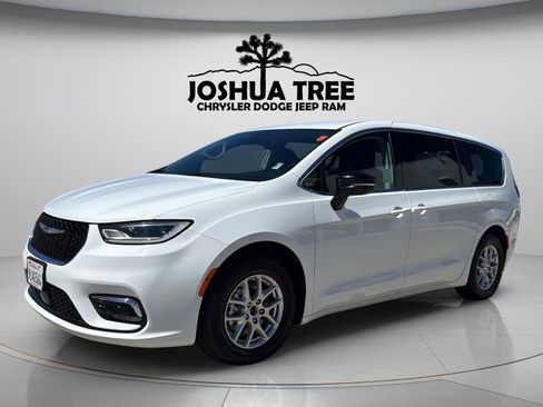 Used 2024 Chrysler Pacifica Touring-L FWD image 3