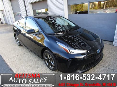 Used 2021 Toyota Prius XLE image 1