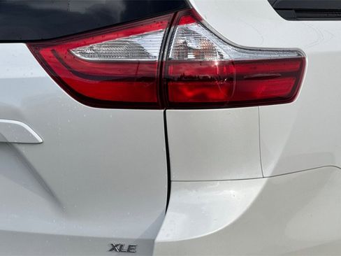 Used 2015 Toyota Sienna L image 27