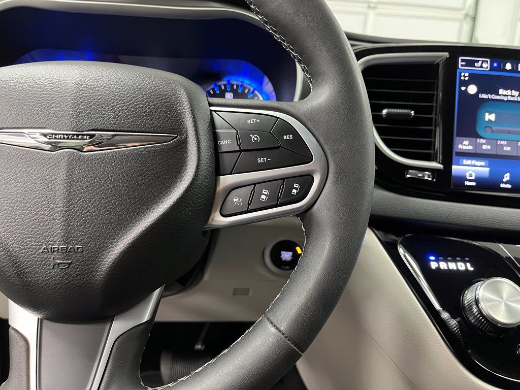 Used 2024 Chrysler Pacifica Touring-L FWD image 30