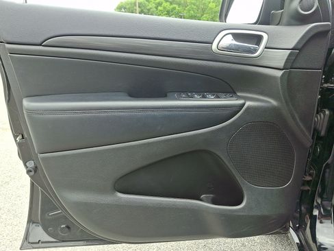 Used 2019 Jeep Grand Cherokee Altitude RWD image 12